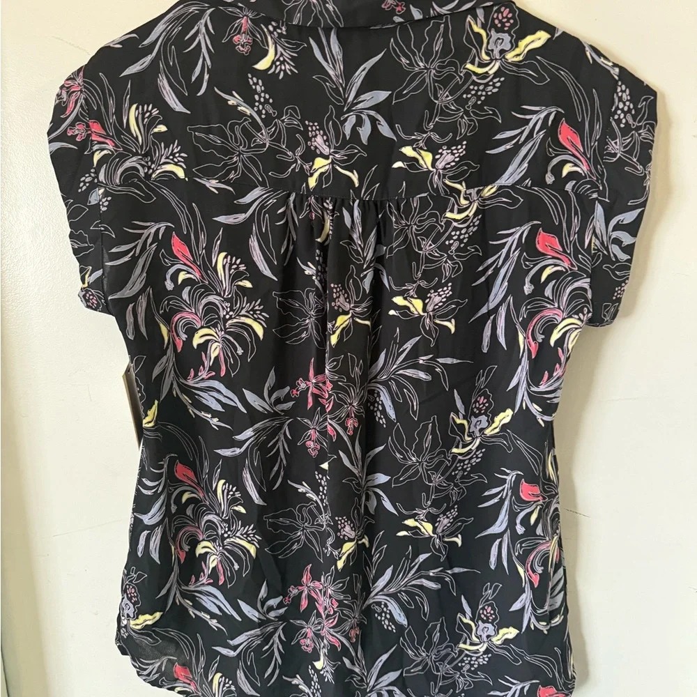 Woman’s Black Floral Short Sleeve Top Blouse Hi Low XS NWT - Picture 6 of 6